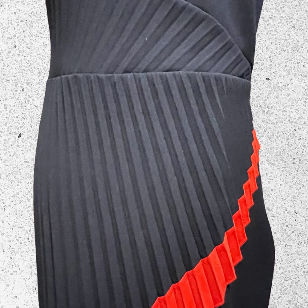 Elegant Navy and Red Pleated Dress - Picture 3 of 7